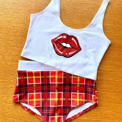 The Sugarpuss Collection Rollergirls And Disco Babes Lips Crop Tank In White With Red Lips